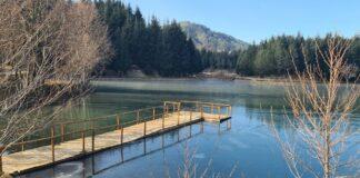 Liqeni ngrin prej temperaturave të ulëta, pamje mahnitëse nga Puka
