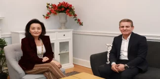 “Media e pavarur dhe e lirë”/ Ambasadorja e SHBA-së në Tiranë takim me kreun e Unionit të Gazetarëve Shqiptarë