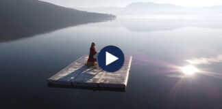 Pianistja “fluturuese”/ Grekja luan në mes të liqenit për të promovuar peizazhet