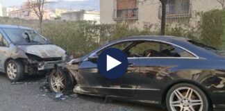 Digjet “Benz”-i në Elbasan, flakët përfshijnë edhe dy makina të tjera