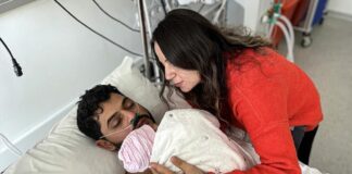 U shpëtua nga rrënojat pas 261 orësh, babai shikon për herë të parë vajzën e lindur disa orë para tërmetit