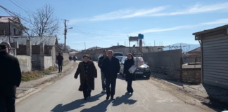 Të veshur me të zeza e me lule në duar/ Banorët të tronditur shkojnë në ceremoninë mortore të 50-vjeçarit