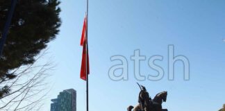 Ditë zie kombëtare në solidaritet pas tërmetit në Turqi, flamujt në gjysmështizë