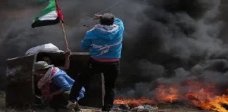 Izraeli nis sulmet në Gaza, palestinezët djegin goma në shenjë proteste