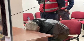 Me kokën të ulur para trupës gjyqësore, lihet në burg 77-vjeçari që vrau djalin