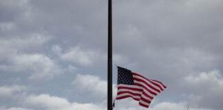 Ambasada amerikane në Prishtinë ul flamurin në gjysmështizë