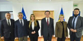 Kurti diskuton propozimin e BE-së me përfaqësuesit e shqiptarëve dhe boshnjakëve në Serbi