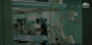 Histori Suksesi/ Realizohet ndërhyrja e rrallë për heqjen e tumorit në tru në QSUT