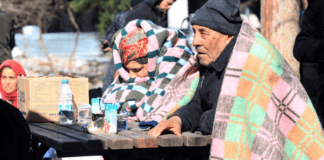 Të mbijetuarit e tërmetit në Turqi përballen me uri dhe dimër të ftohtë