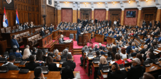 Po shikonte video porongrafike në Kuvend gjatë debatit, deputeti jep dorëheqjen