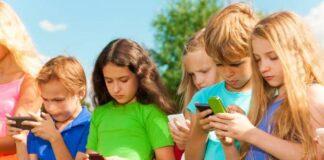 Ekspertët zbulojnë se në cilën moshë është e sigurt për një fëmijë të përdorë celularin