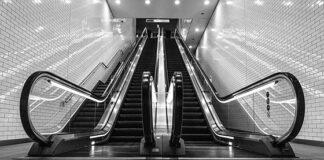 Përse shkallët elektrike janë të vijëzuara?