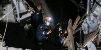 “Mendova se toka po çahej”, banorët të tmerruar, disa ende të bllokuar nën rrënojat e tërmetit të djeshëm në Turqi