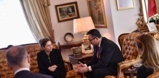 Xhaçka nënshkruan librin e ngushëllimeve: Zemrat dhe mendjet tona janë me popullin turk