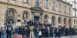 Protestat në Francë kundër pensioneve vazhdojnë, detyrojnë mbretin e Anglisë të shtyjë vizitën