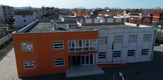 Ministrja e Arsimit uron 7-Marsin nga një shkollë e rindërtuar pas tërmetit në Durrës: Vitin e ardhëm do të jenë gati shkolla të tjera