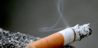 Pirja e duhanit do ndalohet me ligj edhe në ambientet e jashtme