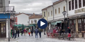 Në mes të pranverës, reshje bore në Korçë