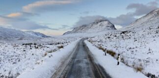 Pse hidhet kripë në rrugët me akull?