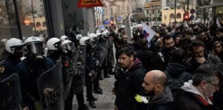 Përleshje mes protestuesve dhe policëve në Greqi për tragjedinë e përplasjes së trenave