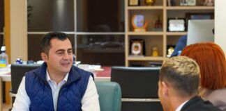 Kryetari i Bashkisë Gledian Llatja përgëzon kampionin kombëtar të atletikës Tirron Mamusha