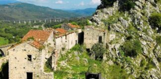 Blenë një fshat “fantazmë” në Itali, vendasit e kthejnë atë në atraksion turistik