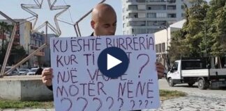 “Ku është burrëria kur ti vret një vajzë?”, qytetari proteston i vetëm në qendër të qytetit
