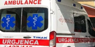 Aksident i rëndë/ Makina përplaset me trafikndarësen, humb jetën pasagjeri