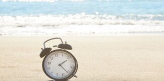 Rikthehet ora verore, akrepat shkojnë një orë para