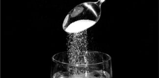 Pesë probleme shëndetësore me të cilat mund të ndihmojë uji i kripur