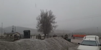 Dimri nuk i lë vend pranverës, në Librazhd nisin reshjet e dëborës