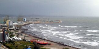 Mbi pesë orë vonesa te tragetet/ Moti i keq në Durrës, ndalohet të dalin në det anijet e peshkimit