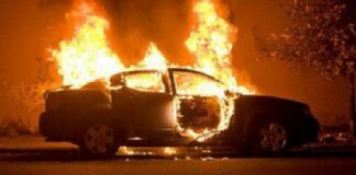 I parkuar në rrugë, merr flakë “Benz-i”