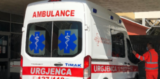 E rëndë/ 56-vjeçari bie nga kati i 4 i pallatit