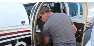 Kobra në këmbët e pilotit, detyron uljen emergjente të avionit