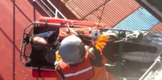 Qëndroi 22 orë në det të hapur mbi një dërrasë sërfi, momenti emocionues kur shpëtohet adoleshentja