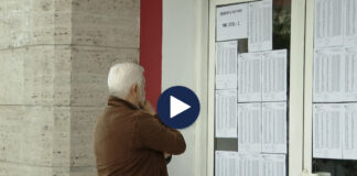 Listat e votuesve/ Afishohen në qendrat e votimeve, disa janë dëmtuar