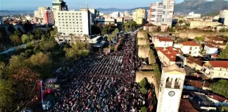 Fotot/ Sot Fitër Bajrami! Mijëra besimtarë myslimanë në Elbasan festojnë pas një muaji sakrifice