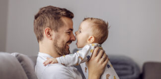 Pse shumë baballarë e kanë të vështirë të shprehin ndjenjat e tyre