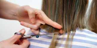 Flokë të shëndetshëm dhe që rriten shpejt? Ja kur duhet t’i presim