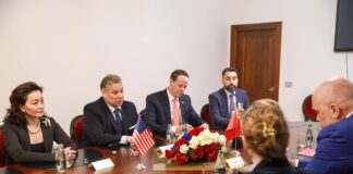 Escobar në Tiranë për zgjedhjet vendore, SHBA: Kandidatët të përmbushin kërkesat e ligjit për integritet të lartë