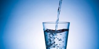 Ekspertët pohojnë: Kjo pije është më e dobishme se uji, mbron kockat dhe muskujt