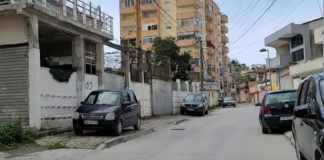 Emrat/ Plagosen me armë dy të rinj në Durrës! Konflikti nisi në TikTok, autori në kërkim nga policia