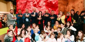 Ministrja Kushi mesazh të fortë diasporës nga Torino: Ta mbrojmë me fanatizëm gjuhën shqipe!