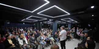 Gjiknuri dhe Llatja në lagjen “5 Maji” në Elbasan: “Më 14 maj çimentojmë bashkëpunimin qeveri-bashki, Palën tjetër do e nxjerrim në pension politik”