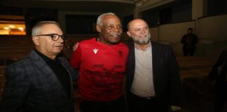 I veshur me fanellën e Kombëtares, aktori amerikan Danny Glover viziton Shqipërinë