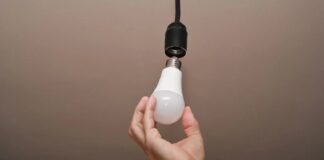 Ky burrë ka një llambë në të gjithë shtëpinë dhe e merr nga dhoma në dhomë për të kursyer para