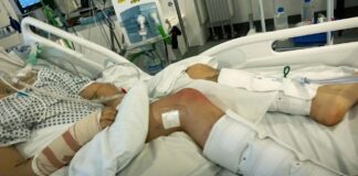 Spitali psikiatrik e liroi në mes të trajtimit! Pacienti që kërkonte eutanazi hidhet nga ura dy minuta më vonë, me kafkë të thyer shpëton mrekullisht