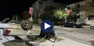 Aksident i rëndë/ Makina përplaset me pemën dhe kthehet përmbys, në spital dy persona