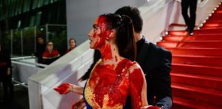 Mesazhi i fuqishëm në Kanë! E veshur me ngjyrat e flamurit ukrainas, vajza misterioze “lahet” me gjak